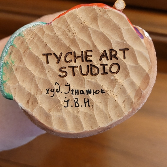 Tyche Art Studio Ukrainian Hand Carved Wooden Santa Tiny Flaw - Picture 8 of 8